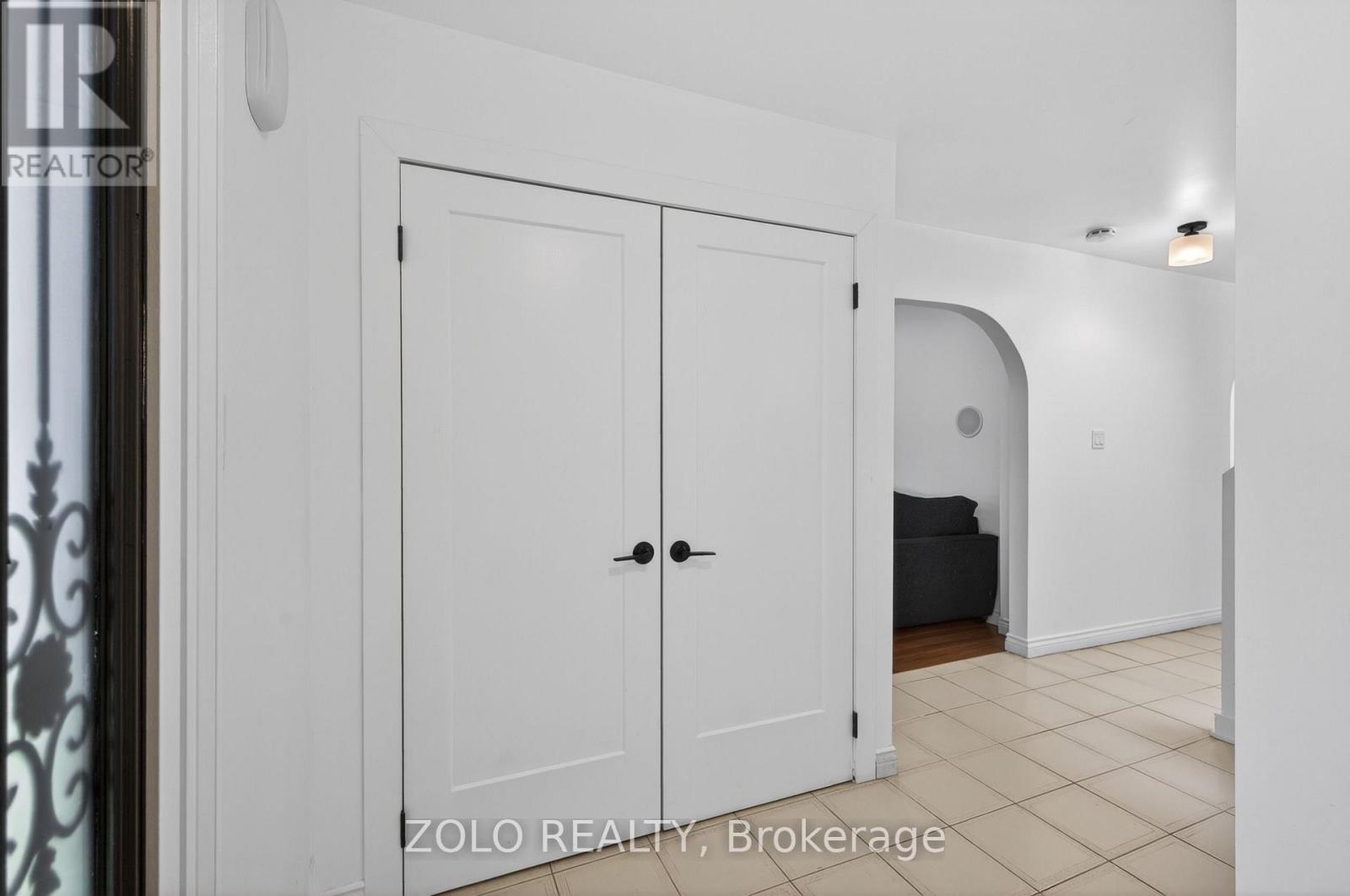6166 Kindree Circle, Mississauga, Ontario  L5N 3C2 - Photo 6 - W13159400