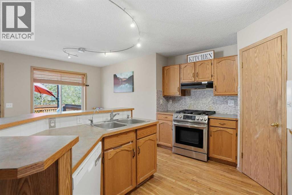 11 Somerglen Place SW, Calgary, Alberta  T2Y 3L5 - Photo 12 - A2312646