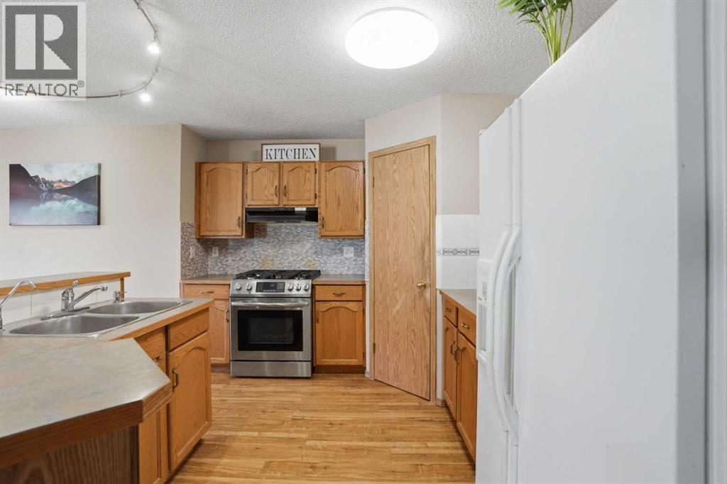 11 Somerglen Place SW, Calgary, Alberta  T2Y 3L5 - Photo 11 - A2312646