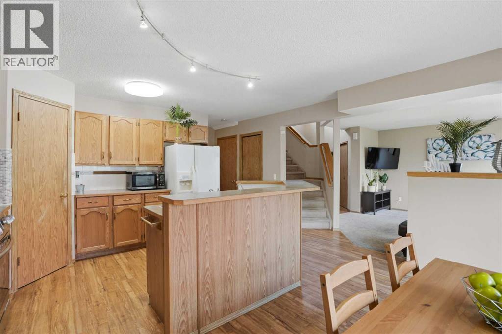 11 Somerglen Place SW, Calgary, Alberta  T2Y 3L5 - Photo 9 - A2312646
