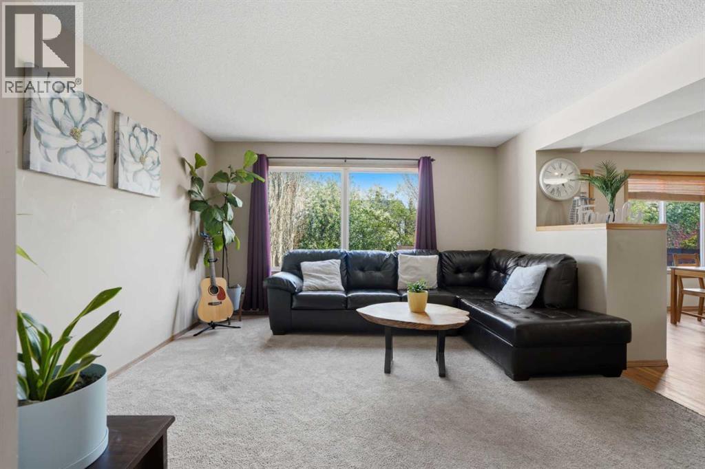 11 Somerglen Place SW, Calgary, Alberta  T2Y 3L5 - Photo 3 - A2312646