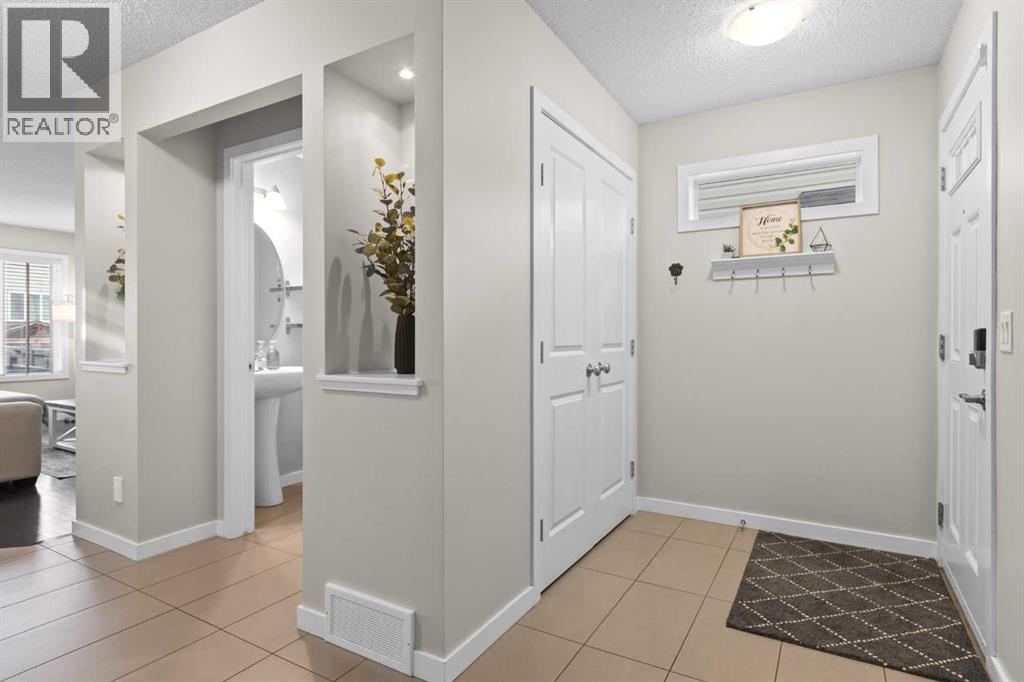 74 Hillcrest Street SW, Airdrie, Alberta  T4B 0Y7 - Photo 2 - A2310508