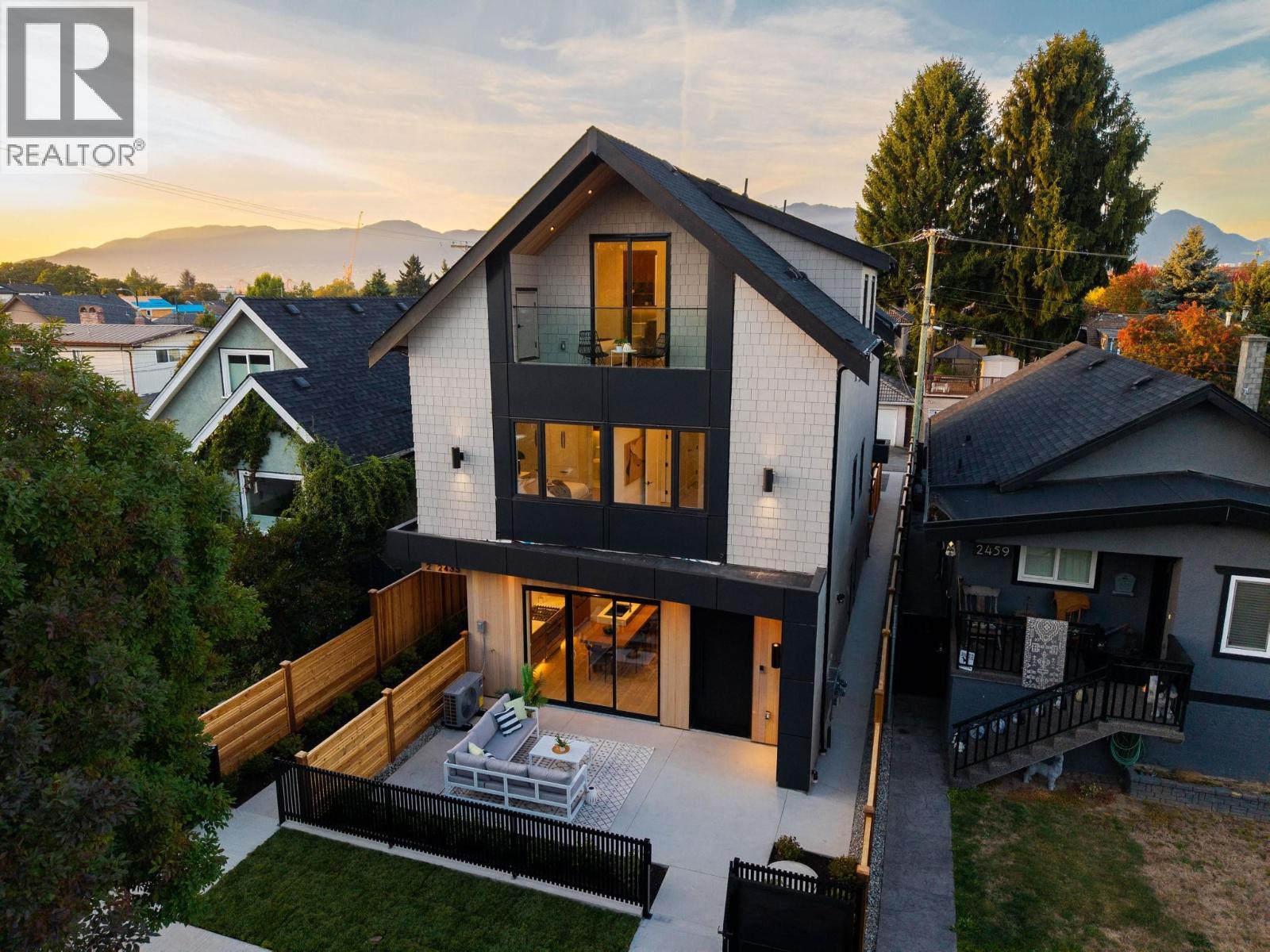 1 2435 NAPIER STREET, Vancouver, British Columbia