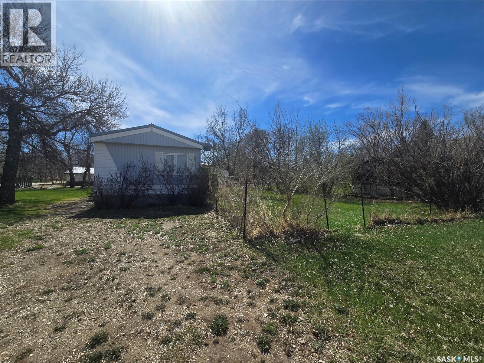 212 Railway Avenue N, Lampman, Saskatchewan  S0C 1N0 - Photo 2 - SK036774