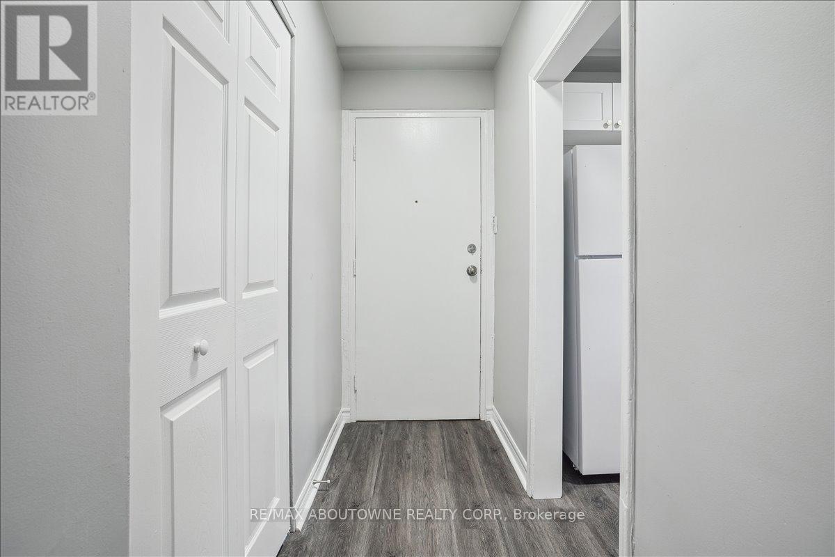 2 - 2354 Queensway Drive, Burlington, Ontario  L7R 3T3 - Photo 4 - W13159464