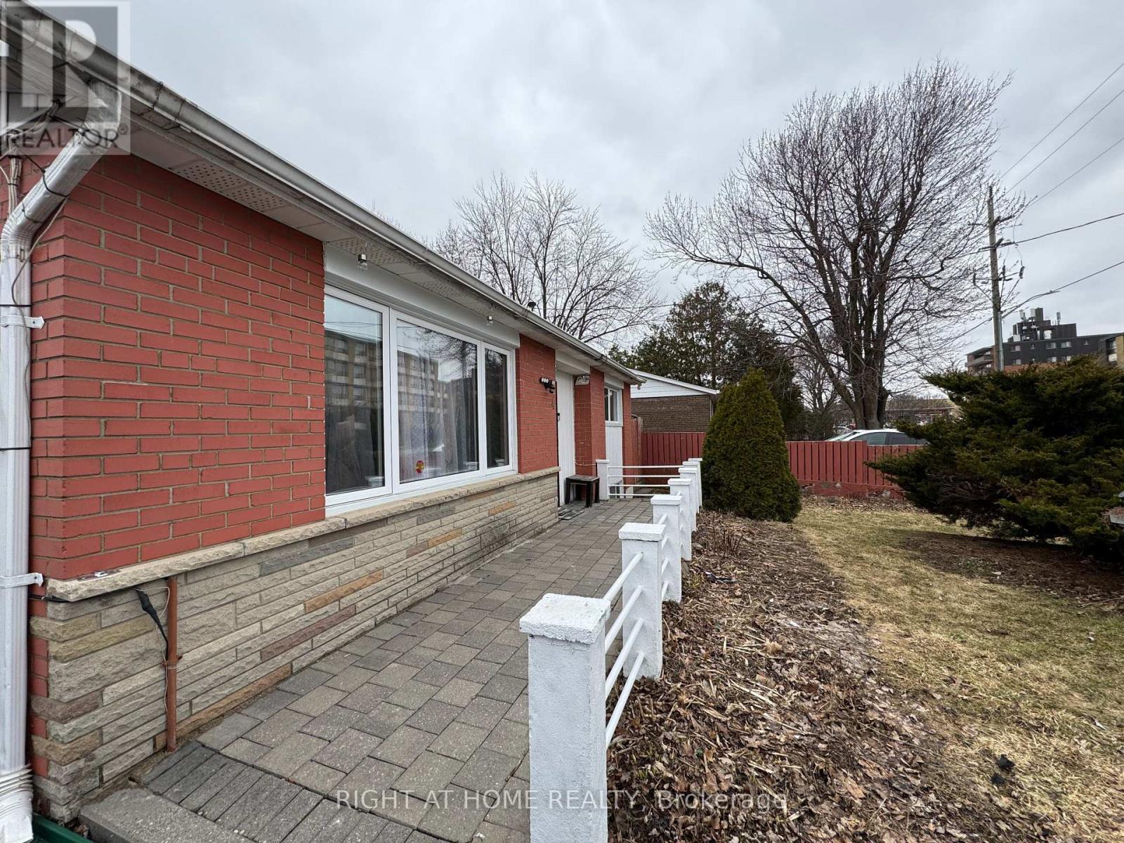 4 Leslie Street, Brampton, Ontario  L6X 2J4 - Photo 3 - W13159472