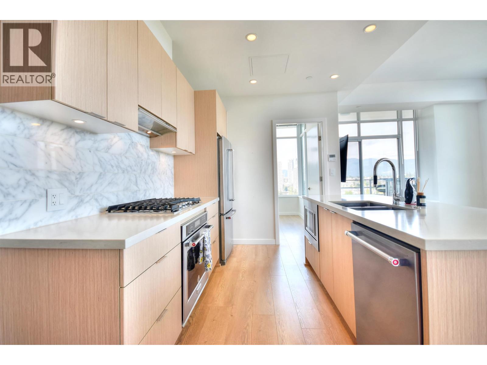 2802 530 Whiting Way, Coquitlam, British Columbia  V3J 0J4 - Photo 2 - R3084853