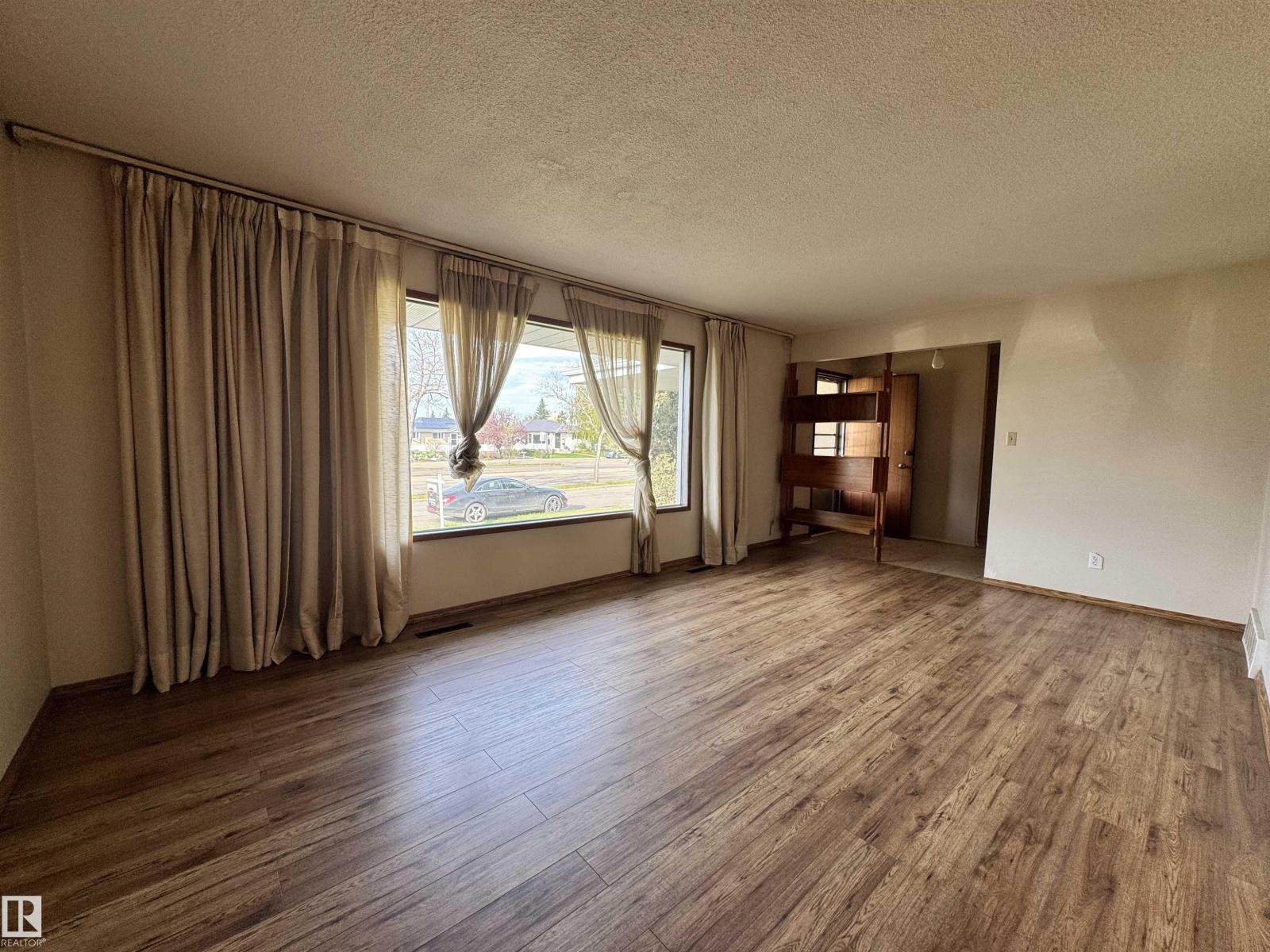 5707 90 Av NW, Edmonton, Alberta  T6B 0P1 - Photo 3 - E4489233