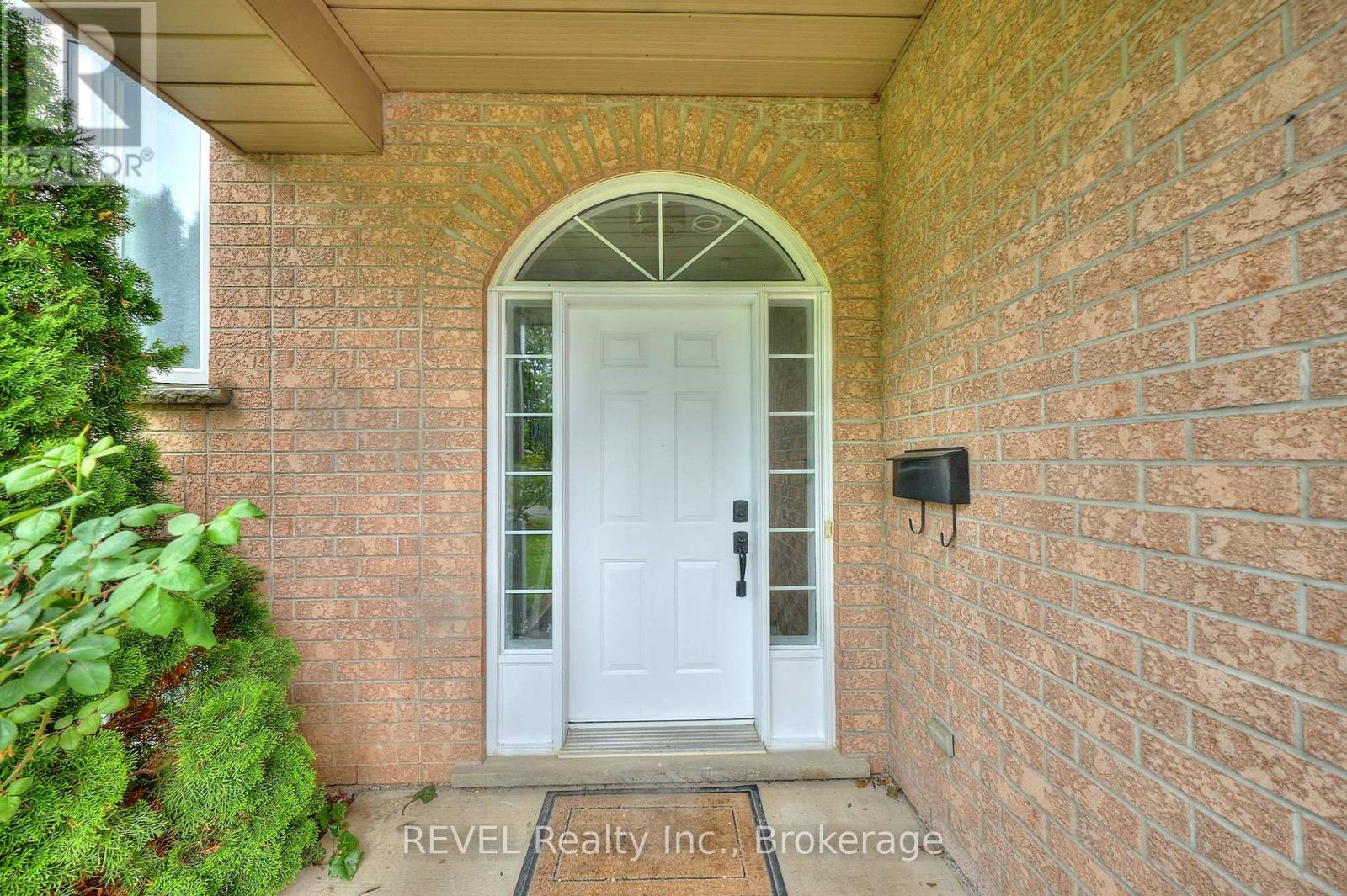 28 Quaker Road, Welland, Ontario  L3C 7K7 - Photo 3 - X13159518