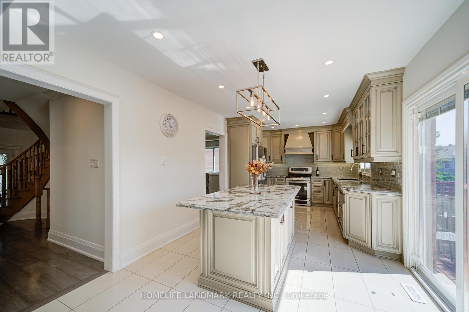 32 Dumfries Drive, Markham, Ontario L6C 1R9 - Photo 15 - N13159556