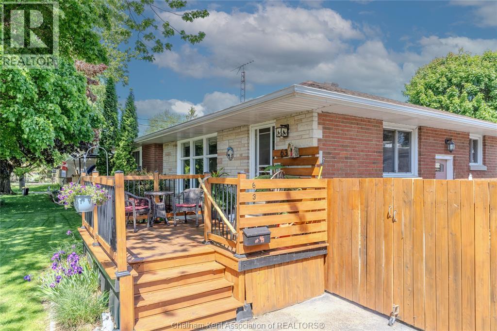 63 Warwick Drive, Wallaceburg, Ontario  N8A 3N4 - Photo 2 - 26011805