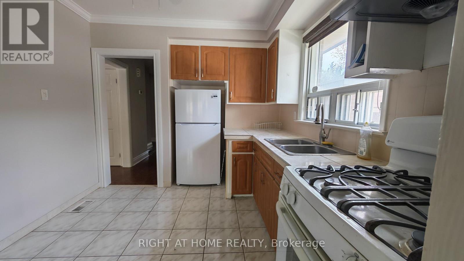 27 Sussex Avenue, Richmond Hill, Ontario  L4C 2E5 - Photo 7 - N13159604