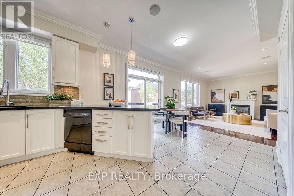 42 Grand Oak Drive, Richmond Hill, Ontario  L4E 3Z9 - Photo 10 - N13159648