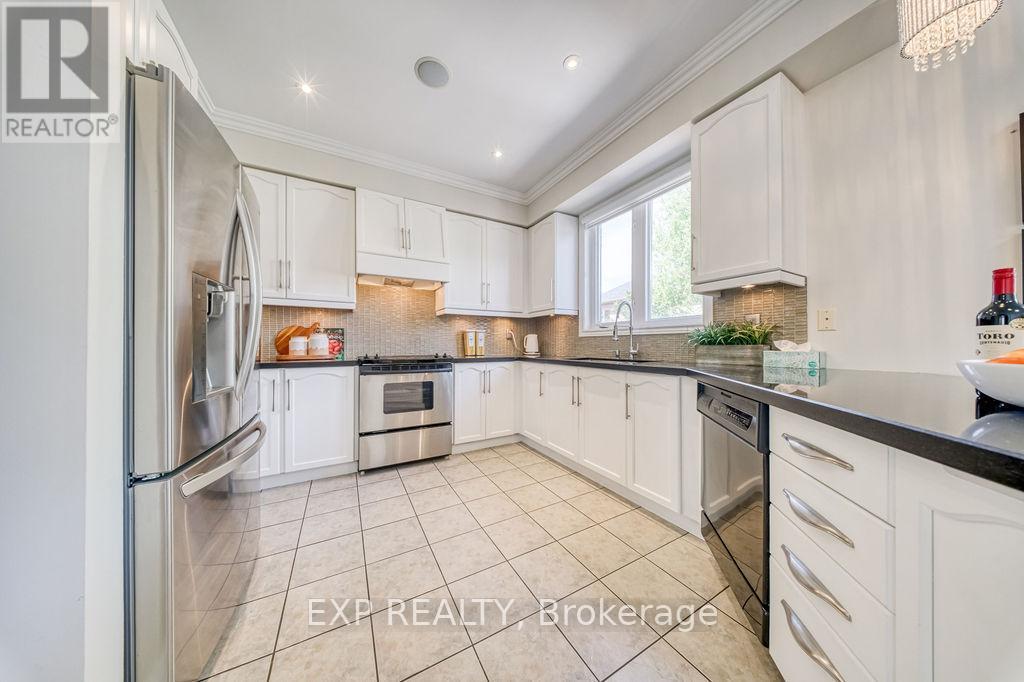 42 Grand Oak Drive, Richmond Hill, Ontario  L4E 3Z9 - Photo 11 - N13159648