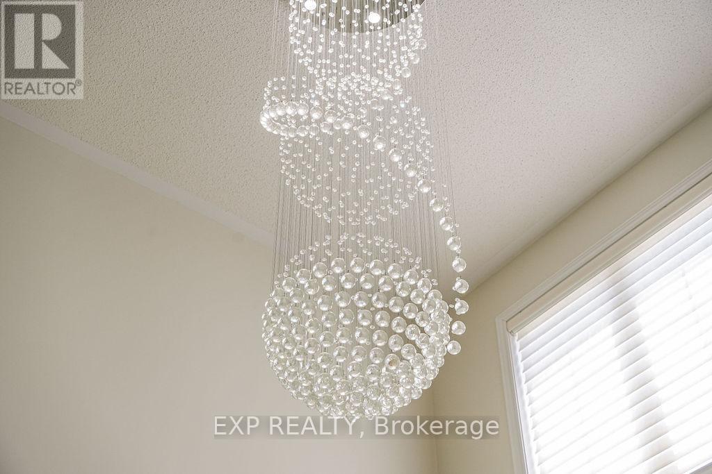 42 Grand Oak Drive, Richmond Hill, Ontario  L4E 3Z9 - Photo 4 - N13159648