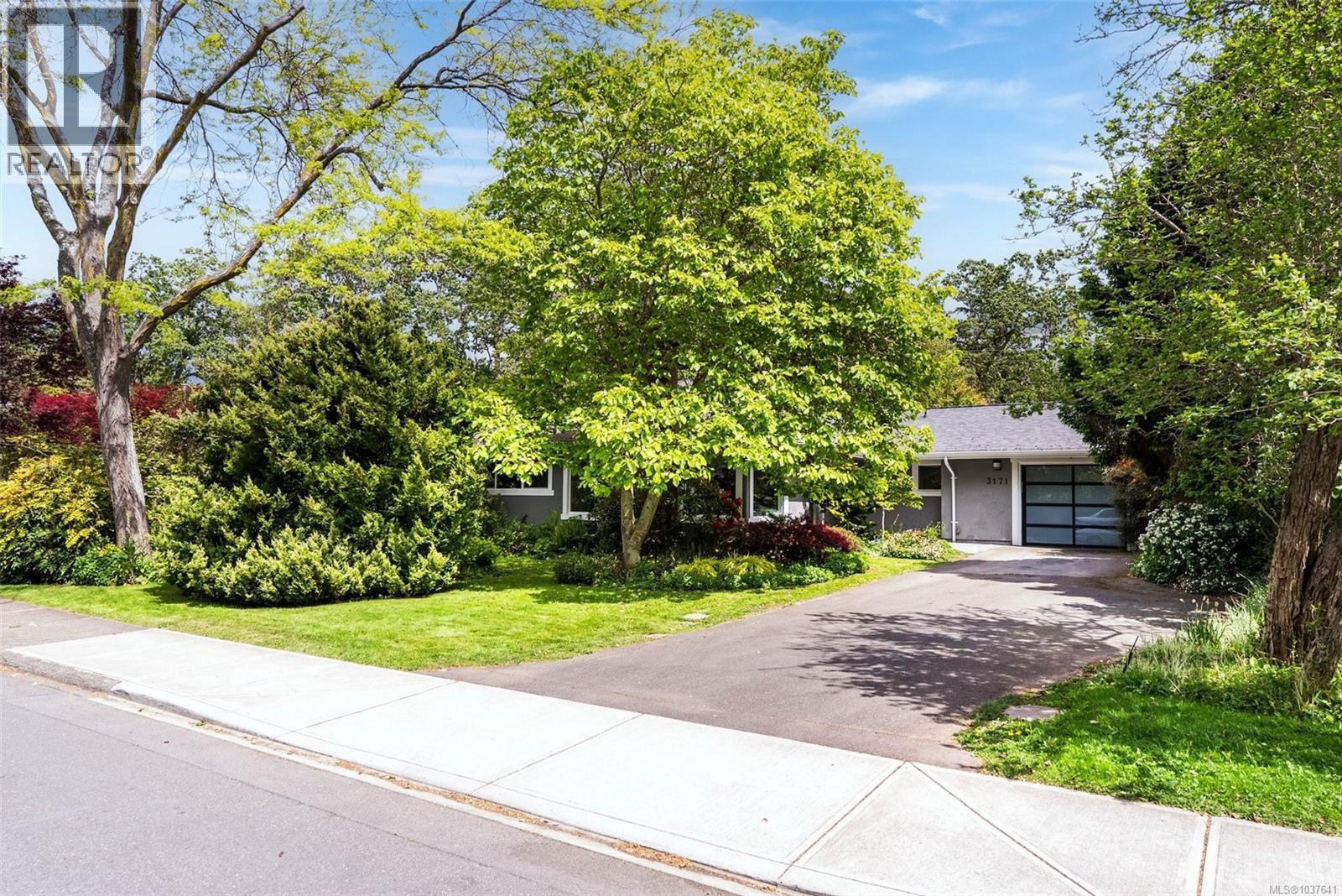 3171 Henderson Rd, Oak Bay, British Columbia  V8P 5A3 - Photo 1 - 1037641