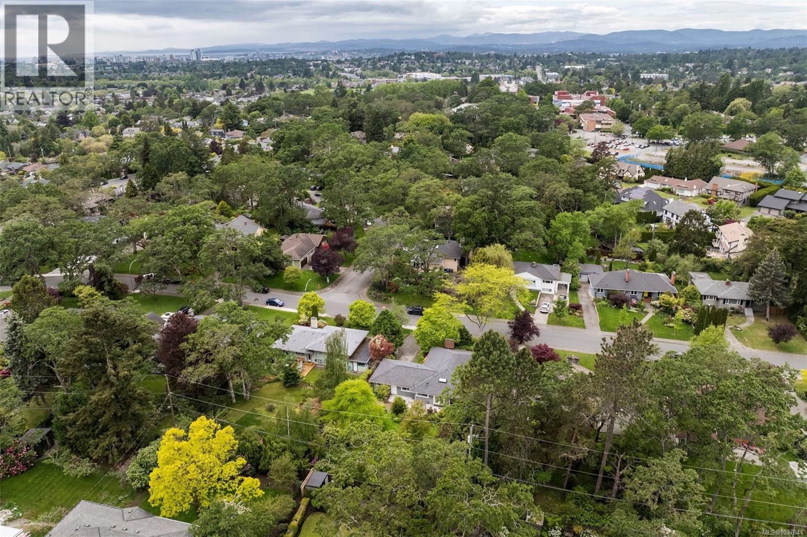 3171 Henderson Rd, Oak Bay, British Columbia  V8P 5A3 - Photo 49 - 1037641