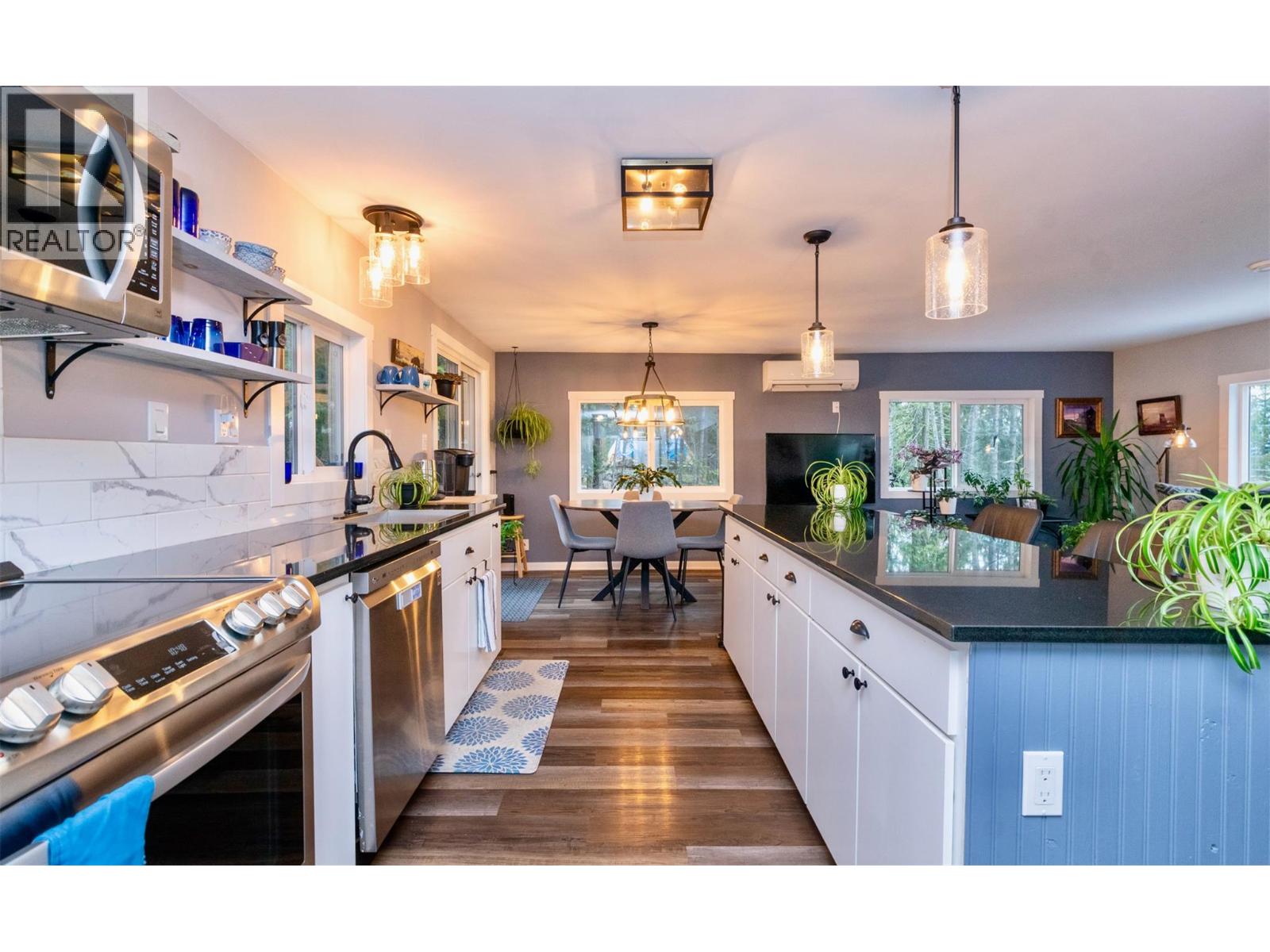 7519 Anglemont Drive, Anglemont, British Columbia V0E 1M8 - Photo 4 - 10377231