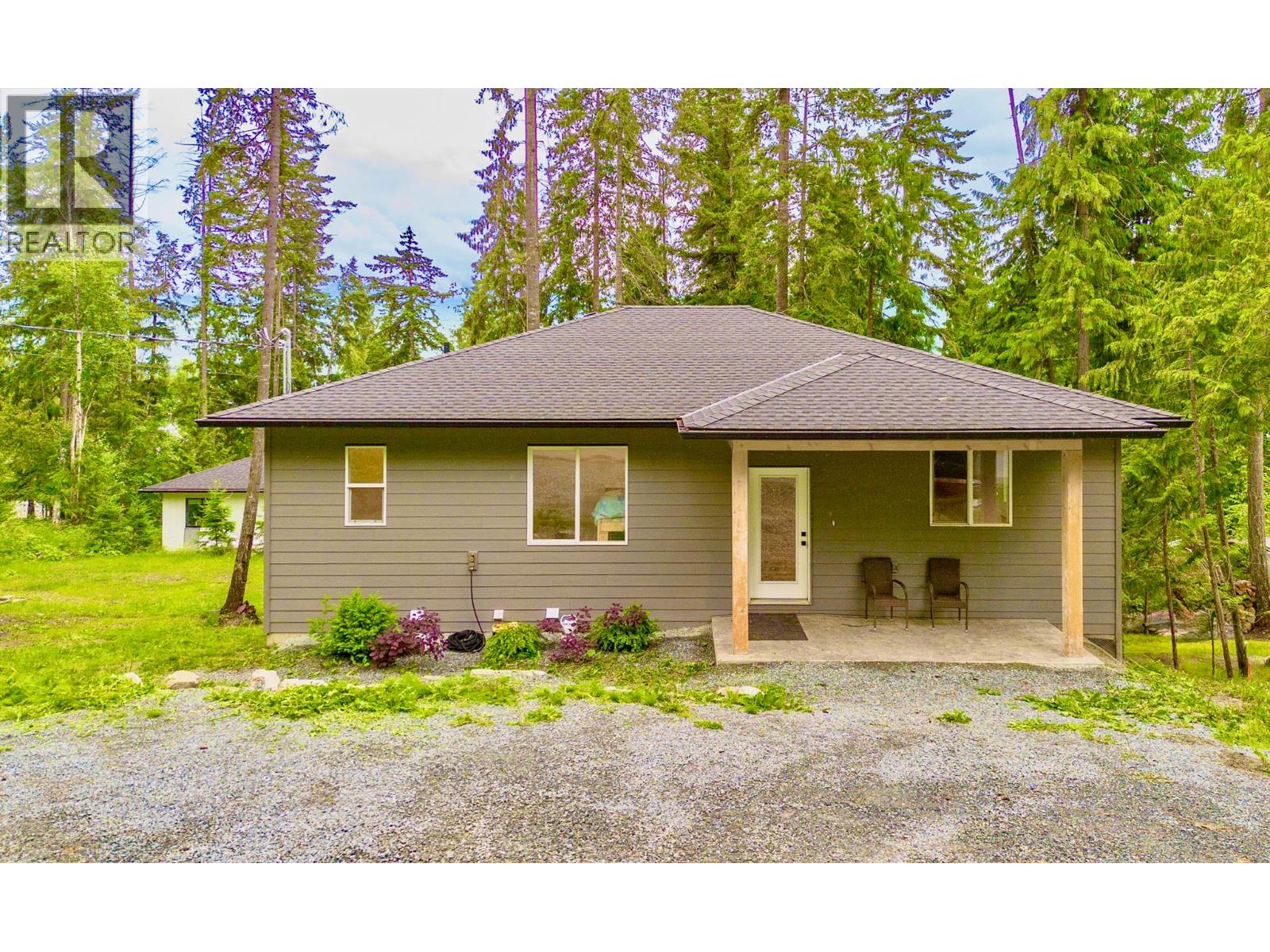 7468 Estate Drive, Anglemont, British Columbia V0E 1M8 - Photo 14 - 10380084