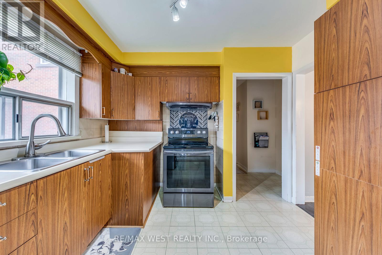 65 North Park Drive, Toronto, Ontario  M6L 1K4 - Photo 13 - W13155526