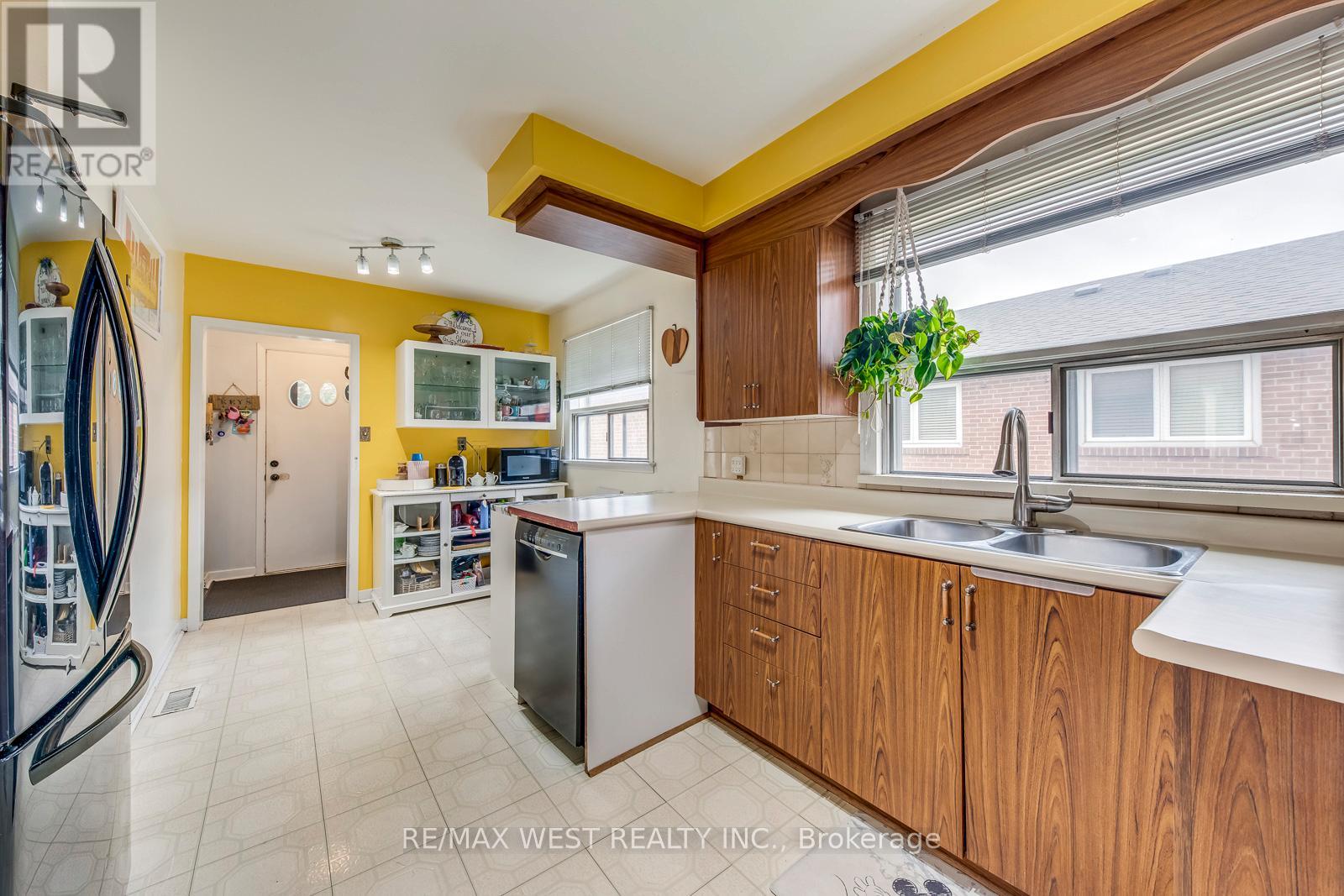 65 North Park Drive, Toronto, Ontario  M6L 1K4 - Photo 16 - W13155526
