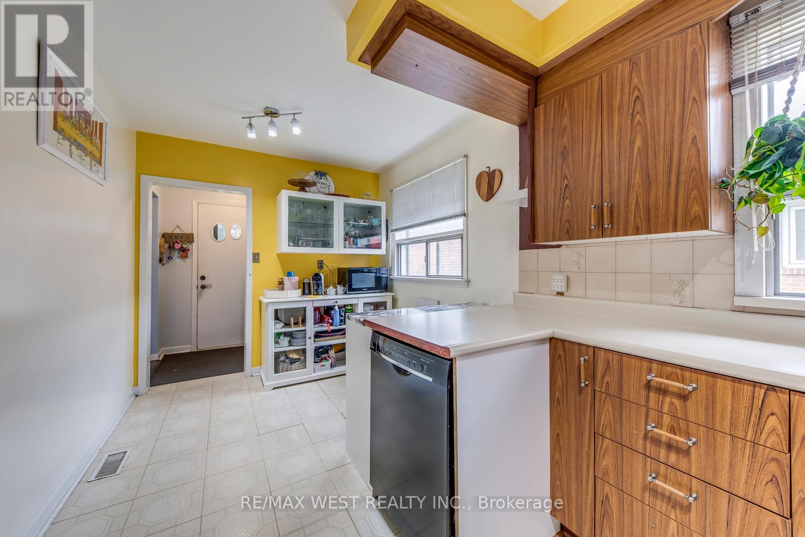 65 North Park Drive, Toronto, Ontario  M6L 1K4 - Photo 18 - W13155526
