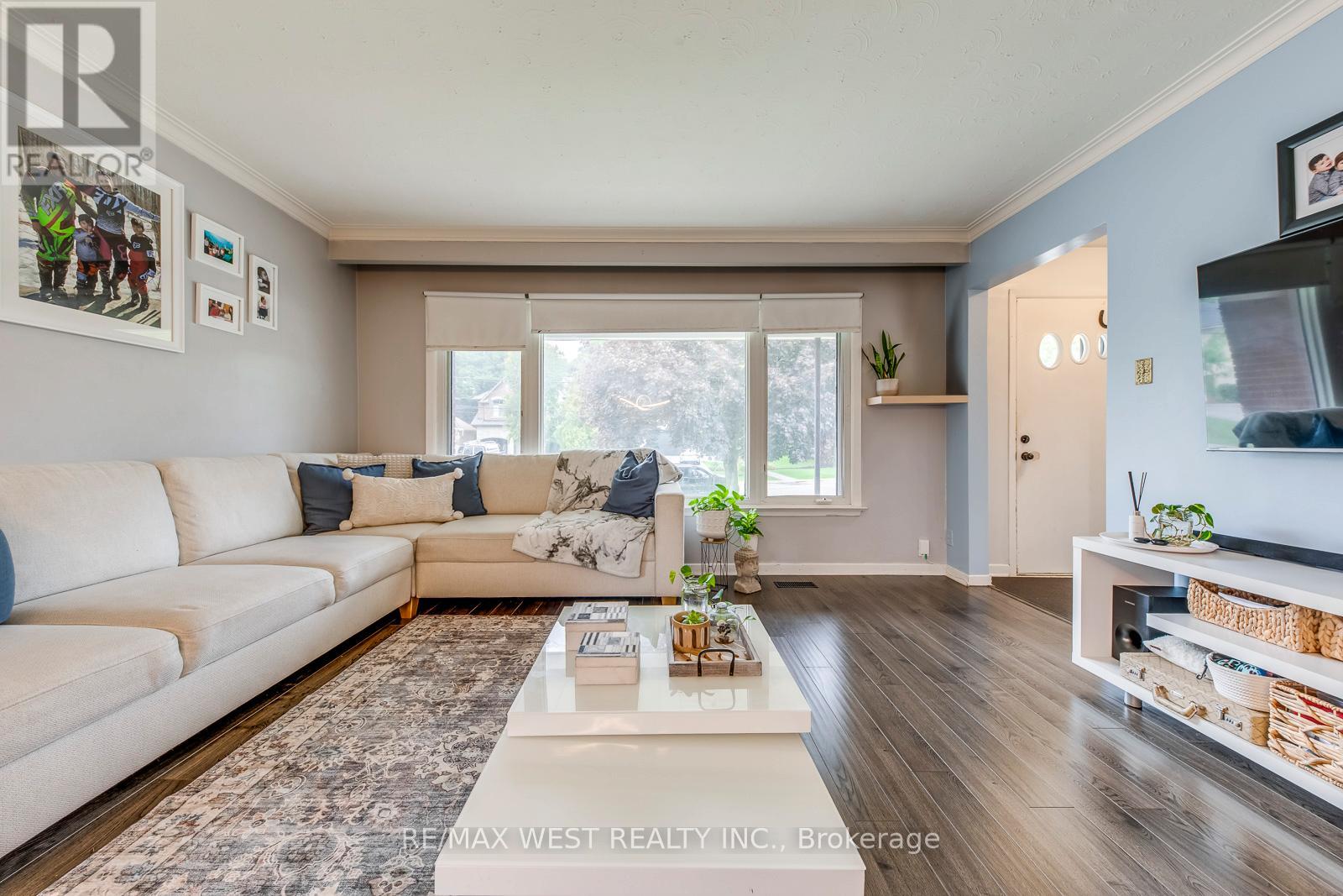 65 North Park Drive, Toronto, Ontario  M6L 1K4 - Photo 4 - W13155526