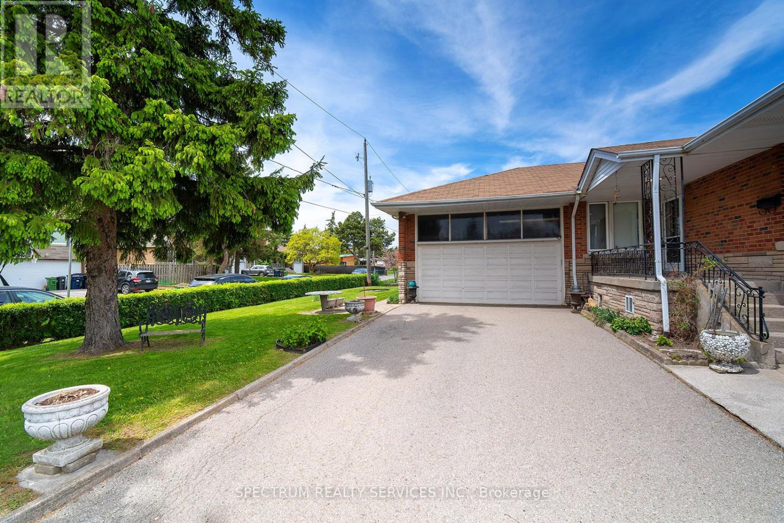 22 Barksdale Avenue, Toronto, Ontario  M3H 4S3 - Photo 5 - C13159776