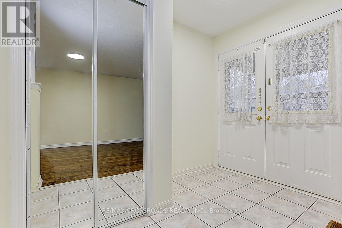 4 Lancelot Lane, Markham, Ontario  L6C 2G4 - Photo 3 - N13159688