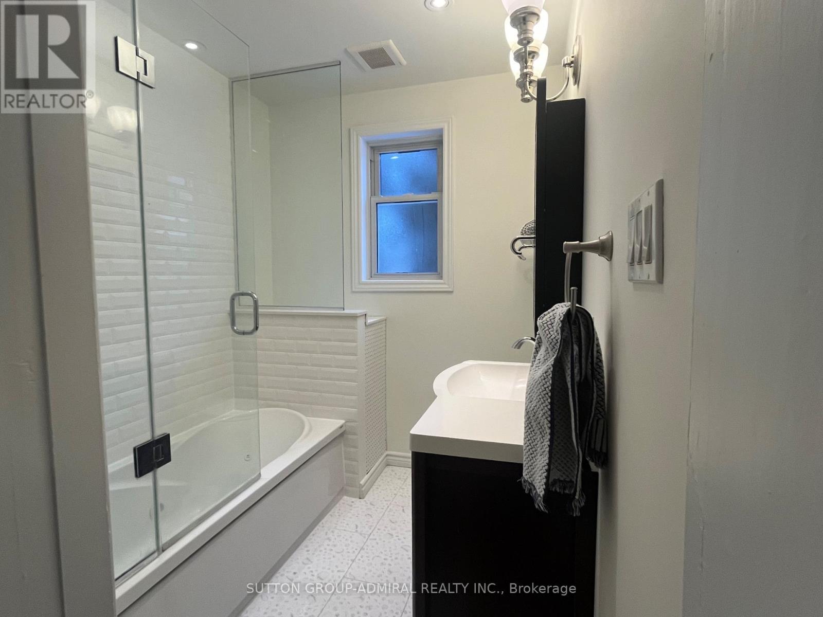 Back Studio Apartment - 335 Palmerston Boulevard, Toronto, Ontario  M6G 2N5 - Photo 8 - C13158734