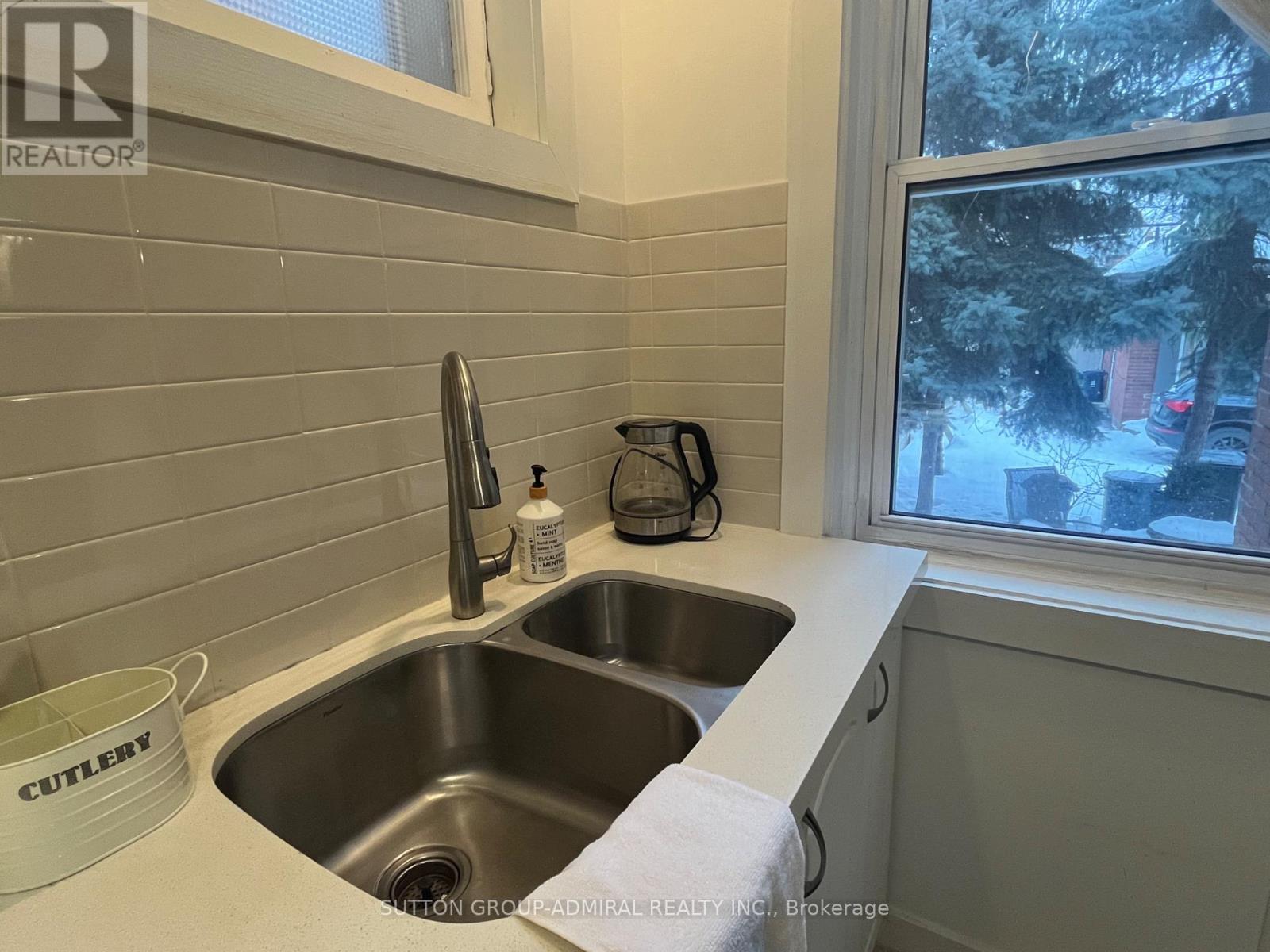 Back Studio Apartment - 335 Palmerston Boulevard, Toronto, Ontario  M6G 2N5 - Photo 9 - C13158734