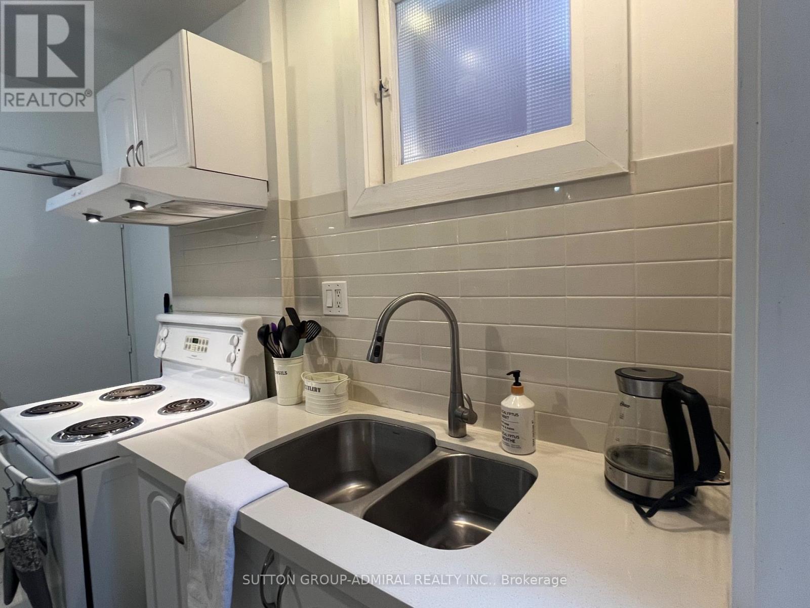 Back Studio Apartment - 335 Palmerston Boulevard, Toronto, Ontario  M6G 2N5 - Photo 7 - C13158734