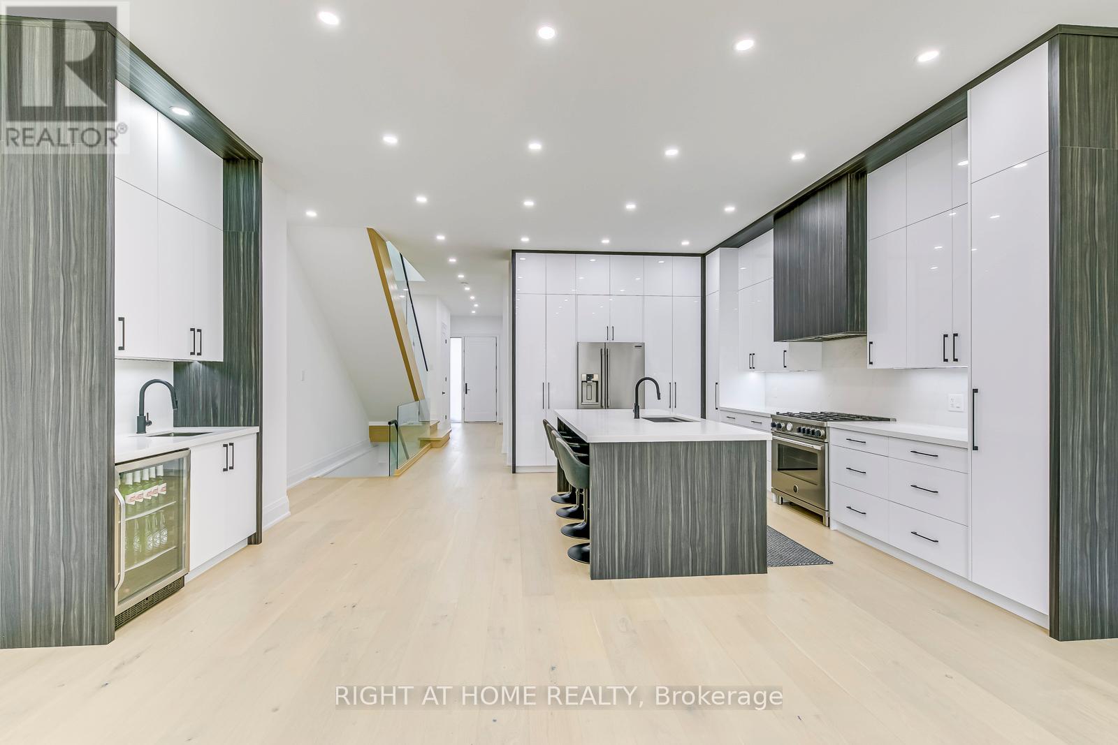 5 Enfield Avenue, Toronto, Ontario  M8W 1T6 - Photo 4 - W13159856