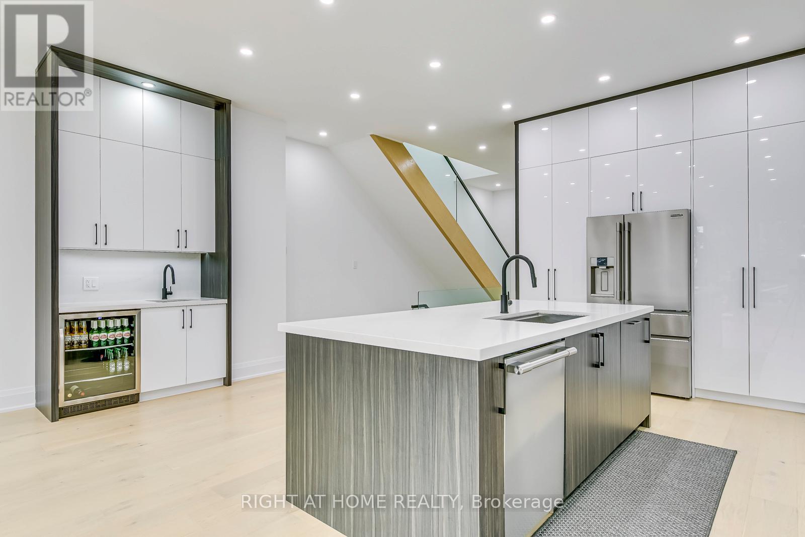 5 Enfield Avenue, Toronto, Ontario  M8W 1T6 - Photo 5 - W13159856