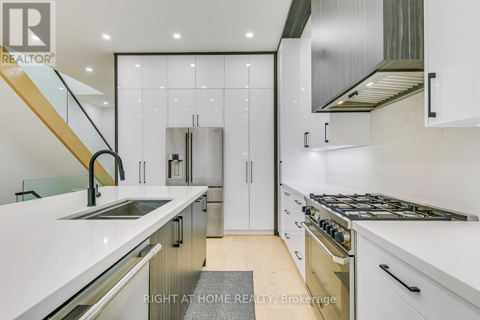 5 Enfield Avenue, Toronto, Ontario  M8W 1T6 - Photo 6 - W13159856