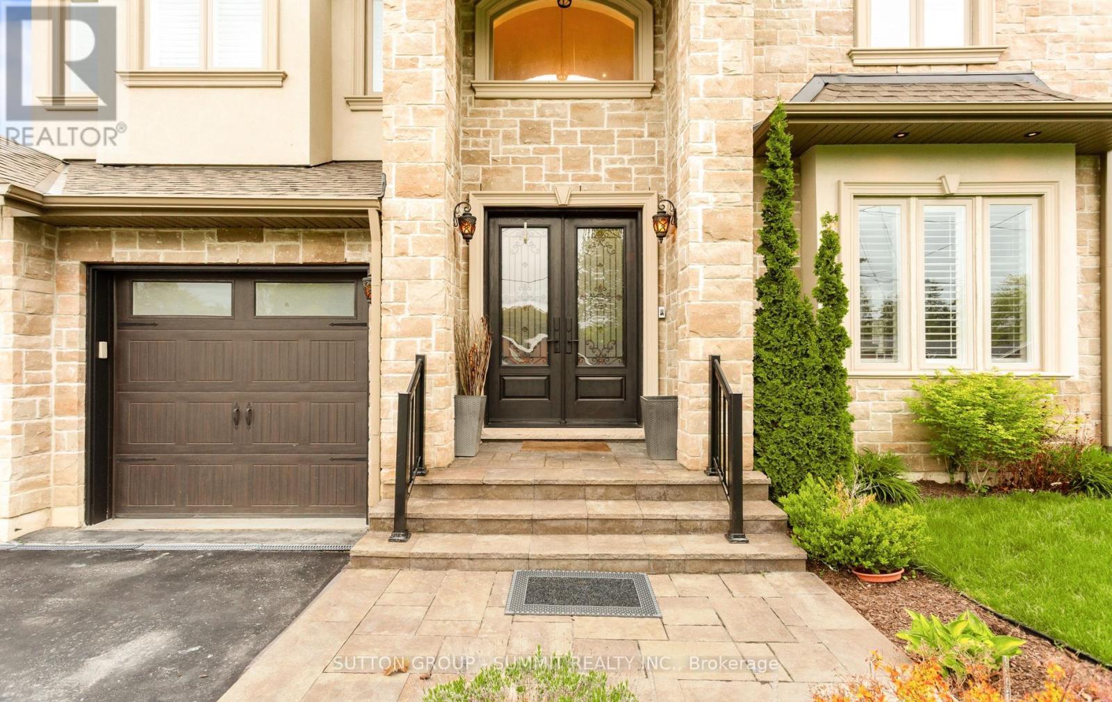 121 Ringwood Road, Oakville, Ontario  L6H 1K3 - Photo 2 - W13159930