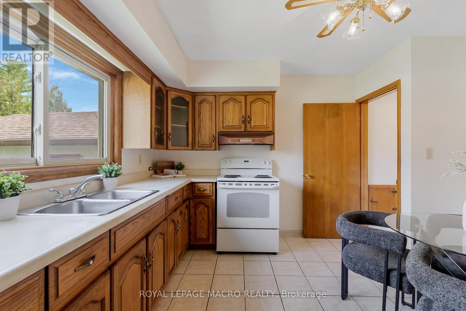 10 Westoby Place, Guelph, Ontario  N1E 2B3 - Photo 8 - X13159890