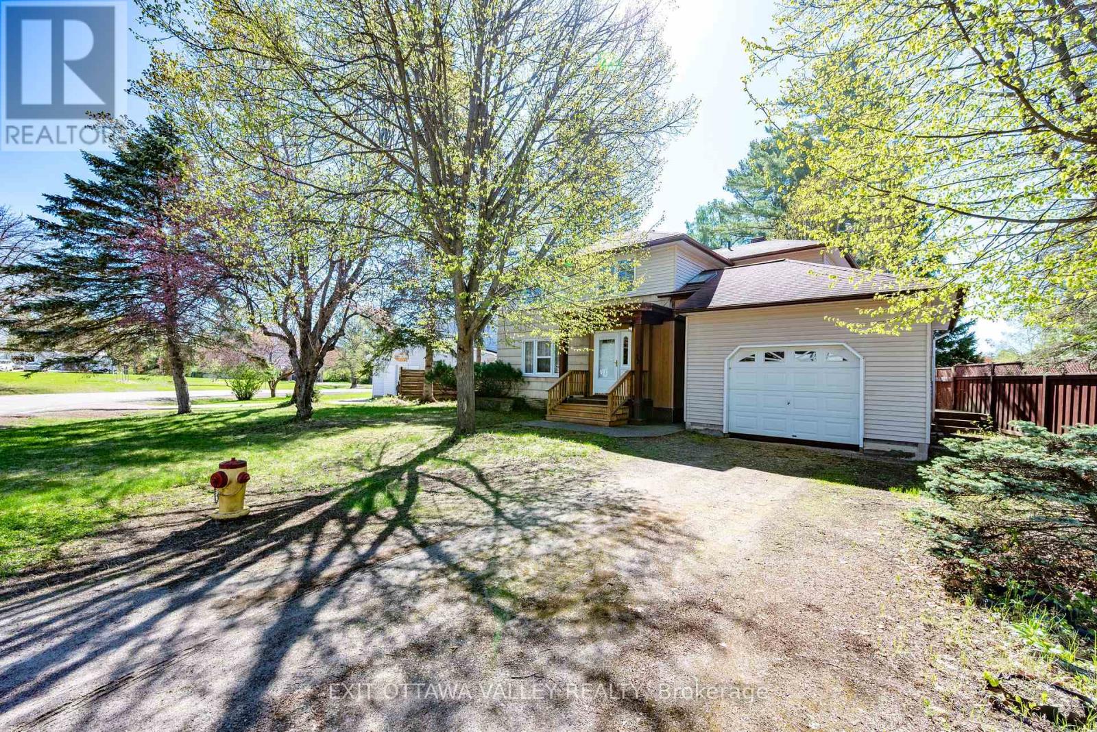 22 Cabot Place, Deep River, Ontario  K0J 1P0 - Photo 2 - X12976266