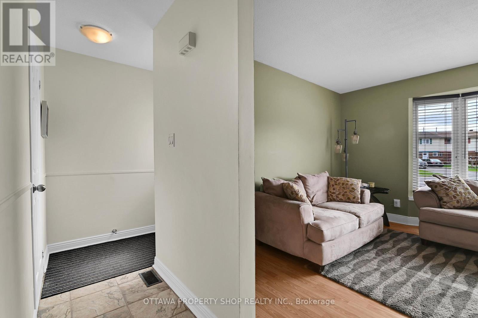 202 Rosemary Gardens, Ottawa, Ontario  K1E 1Y8 - Photo 4 - X13159960