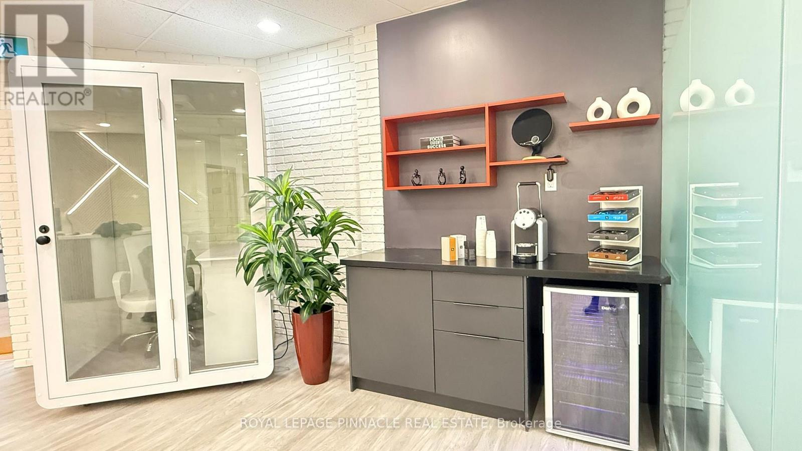 302-06 - 3390 South Service Road, Burlington, Ontario L7N 3J5 - Photo 4 - W12823922
