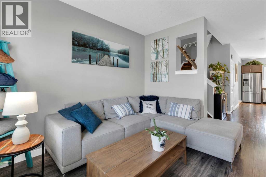594 Hillcrest Road SW, Airdrie, Alberta  T4B 4C8 - Photo 4 - A2286426