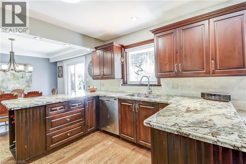 692 Courtland Place, Burlington, Ontario  L7R 2M6 - Photo 15 - 40831349