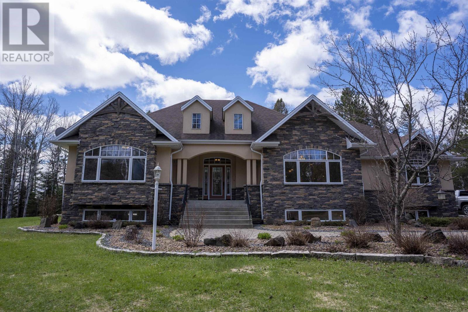 791 Hilldale Rd, Thunder Bay, Ontario  P7G 1Z9 - Photo 2 - TB2601145