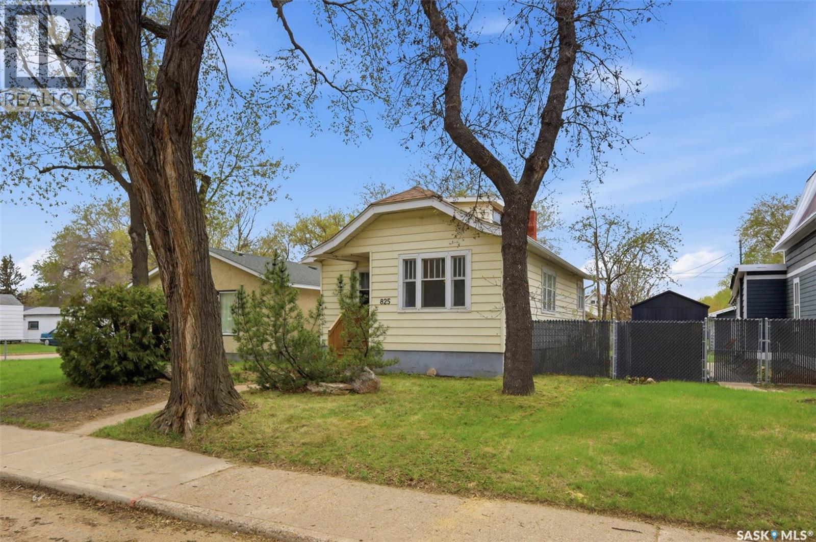 825 L Avenue S, Saskatoon, Saskatchewan  S7M 2H9 - Photo 2 - SK036615