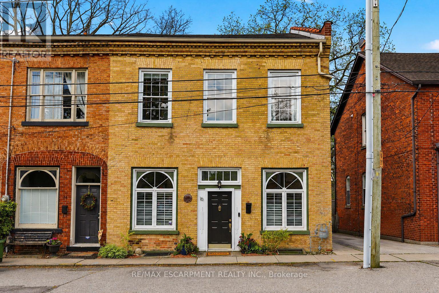 16 Hatt Street, Hamilton, Ontario  L9H 2E8 - Photo 3 - X13160170