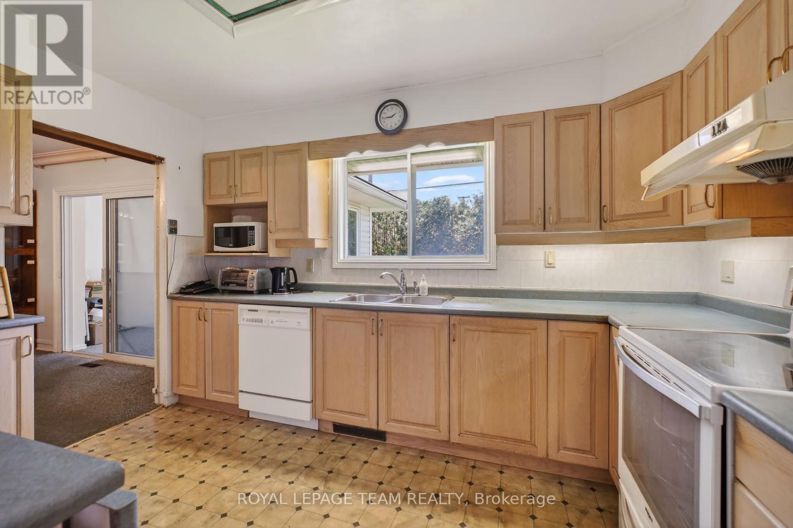 658 Tillbury Avenue W, Ottawa, Ontario  K2A 1A1 - Photo 12 - X13160668