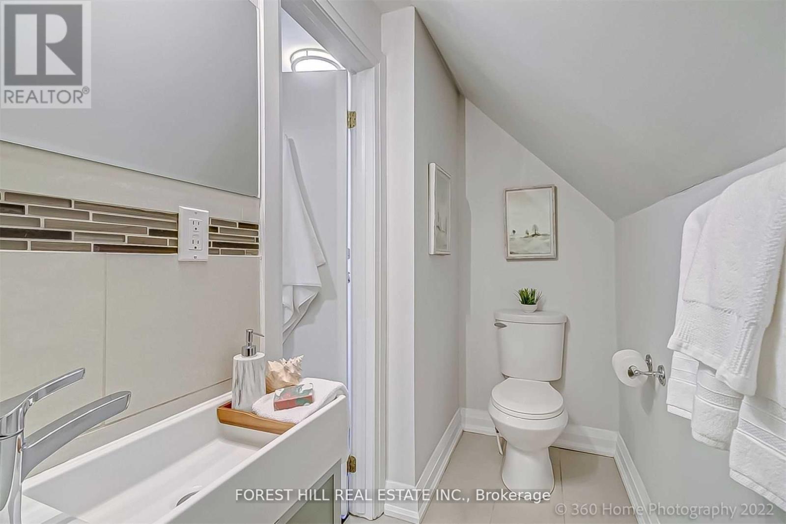 Upper - 373 Woodbine Avenue, Toronto, Ontario M4L 3P7 - Photo 17 - E13160582