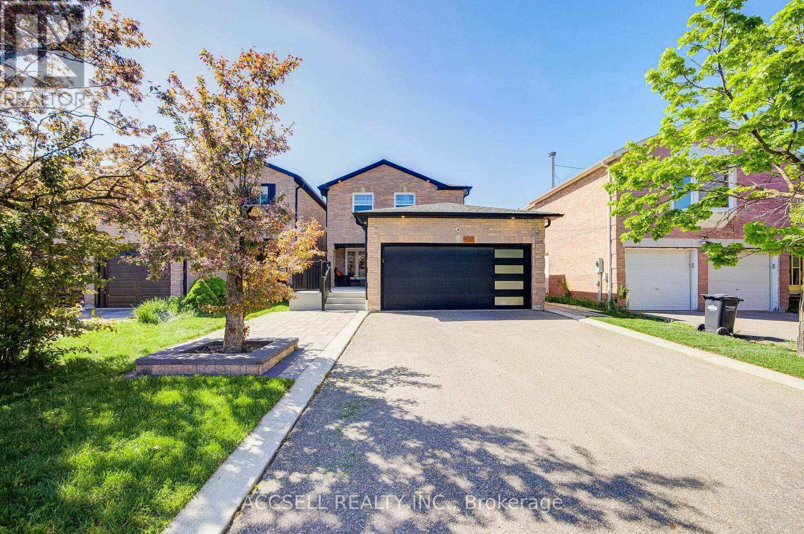 527 Wallenberg Crescent, Mississauga, Ontario L5B 3L8 - Photo 2 - W13160400