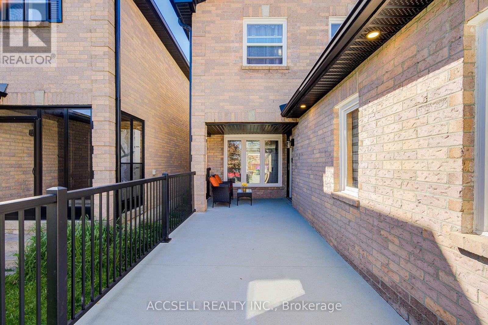 527 Wallenberg Crescent, Mississauga, Ontario L5B 3L8 - Photo 4 - W13160400
