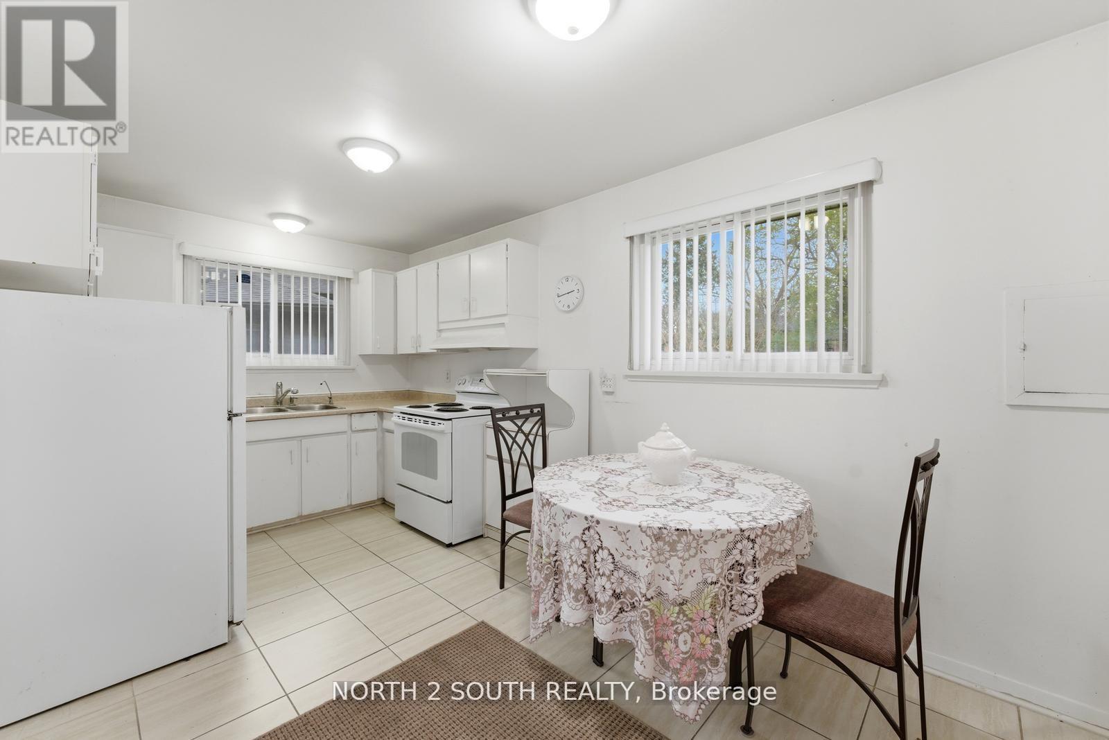 24 Vanderbrent Crescent, Toronto, Ontario  M9R 3W8 - Photo 13 - W13160460